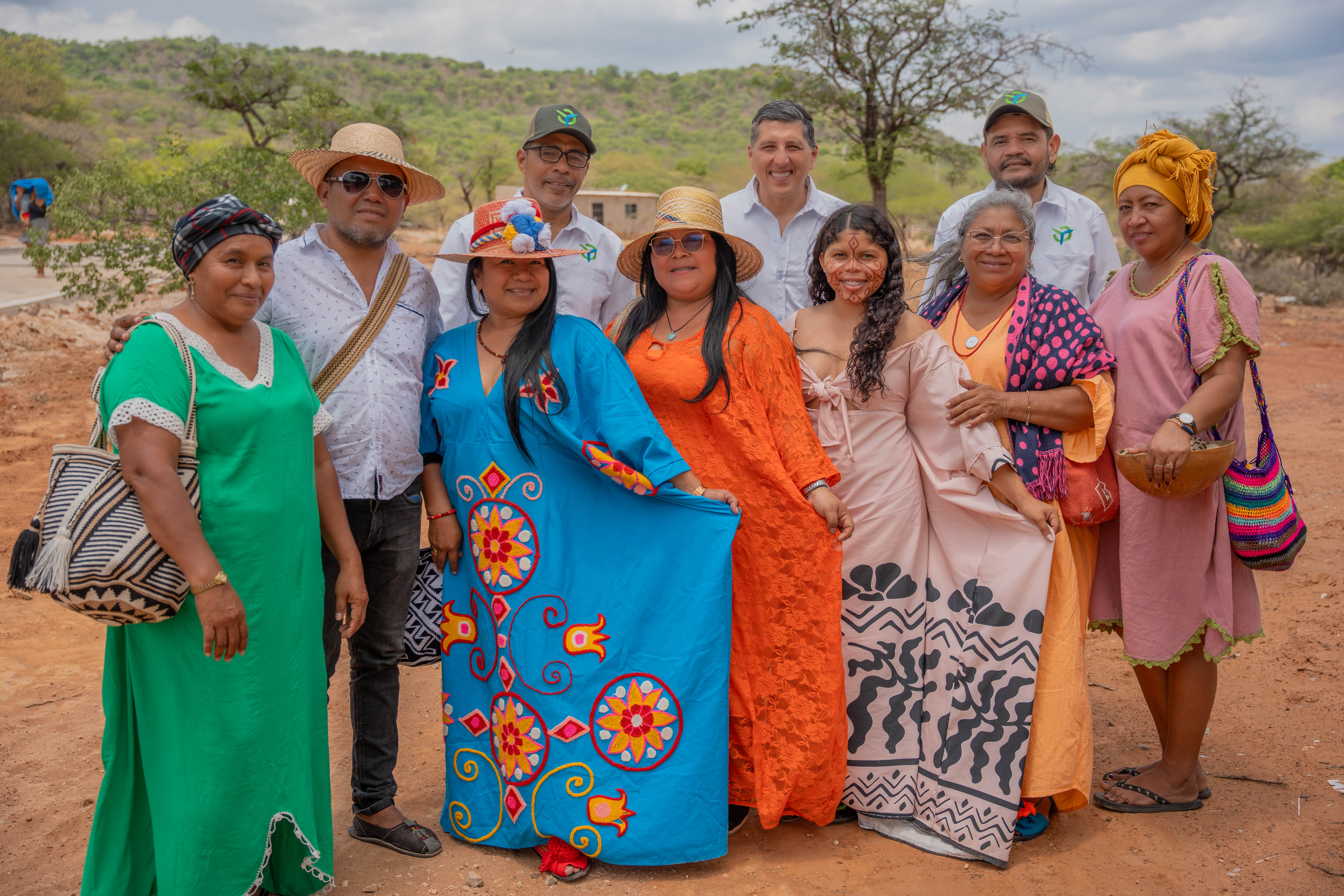 Autoridad Wayúu y equipo Conergy en La Guajira